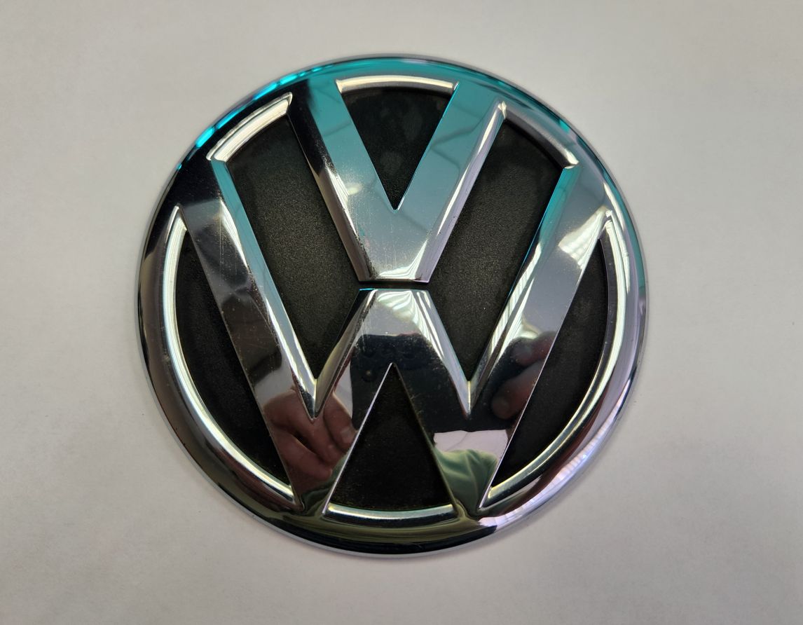 Эмблема багажника VW (Touareg NF б/у без дефектов) оригинал 7P6853630AULM  7P6853630AULM